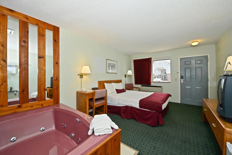 ABVI_StIgnaceMI_GuestRooms_Queen with Jacuzzi_Room - E9E7FB28-68F0-4102-BF821D088975BD5B