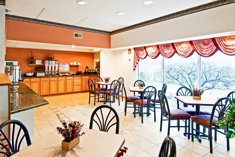 ABVI_WaukeganGurneeIL_Dining_Breakfast Area - E9F6068E-72EC-4462-BED55087A21BD361