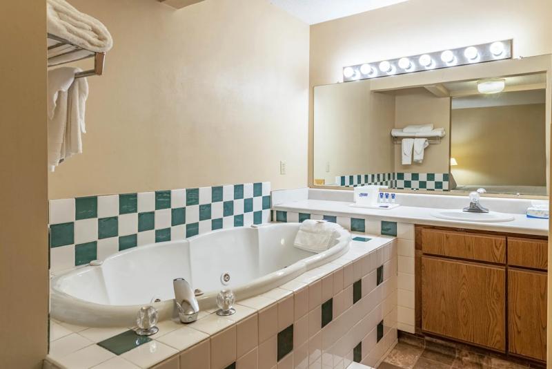 ABVI_StMarysOH_GuestRooms_King with Jacuzzi Suite_Jacuzzi - EA01C4E9-4896-47C9-89643D3A8BDE1260