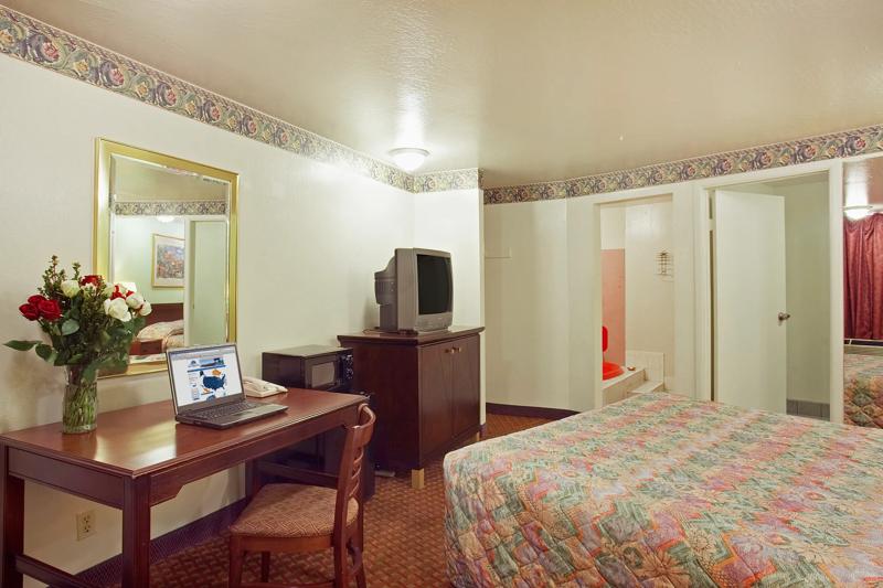 ABVI_RichmondSanFranciscoCA_GuestRooms_Jacuzzi Suite_Room - EAF865BA-792C-49C0-B6DBEA435BF4F582