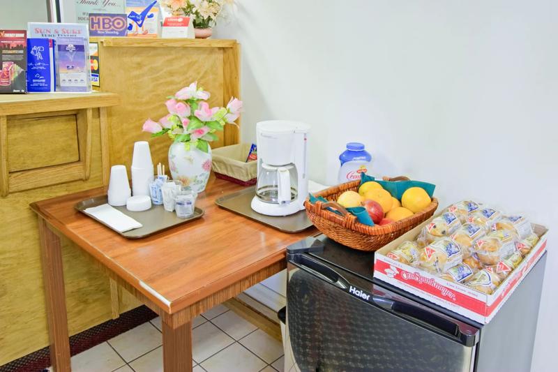 ABVI_OxnardPortHuenemeCA_Dining_Breakfast Area_Food - EBAC073C-0731-4C2A-ACFDB1F1157974D2