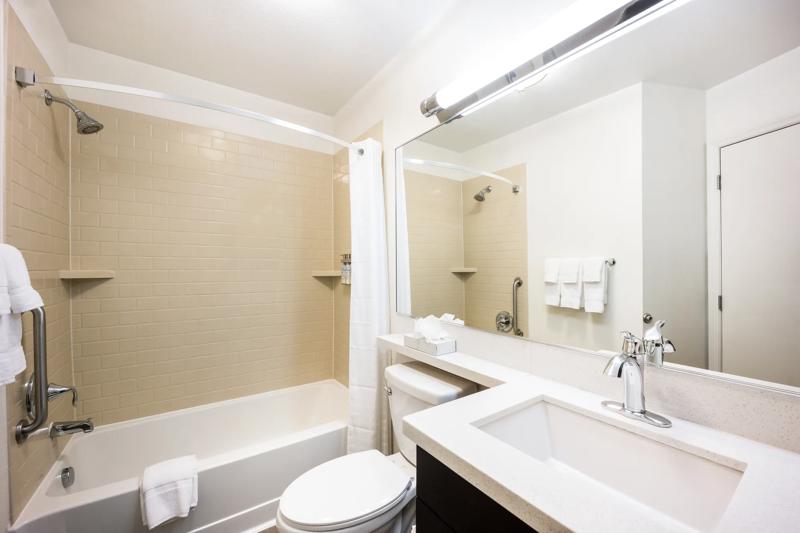 SIM_ColumbusAirportGahanna_GuestRooms_Standard Bathroom - EBAF870C-8B98-4496-B023EB04A4412A23