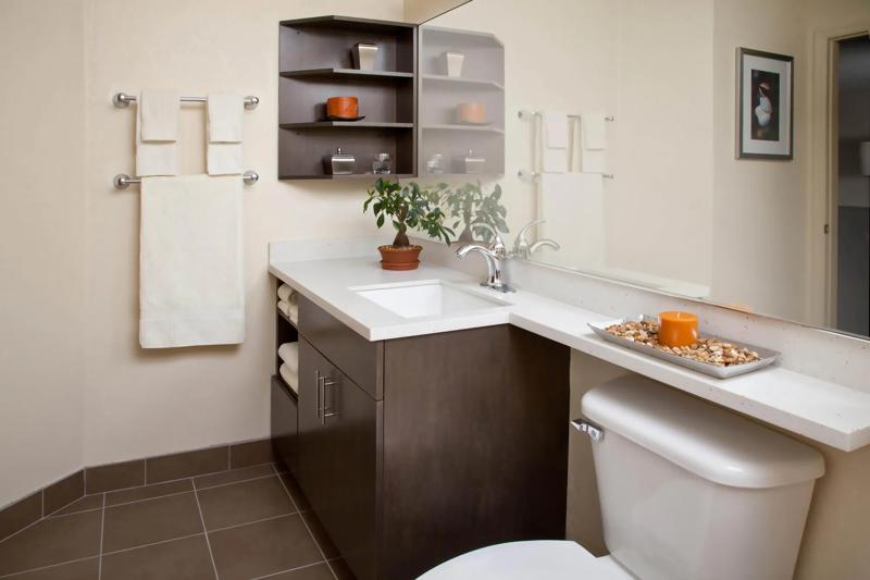 SIM_HoustonCityCentre_GuestRooms_Bathroom Vanity - EC3D71B0-7D28-42B3-8056E183C90089A2