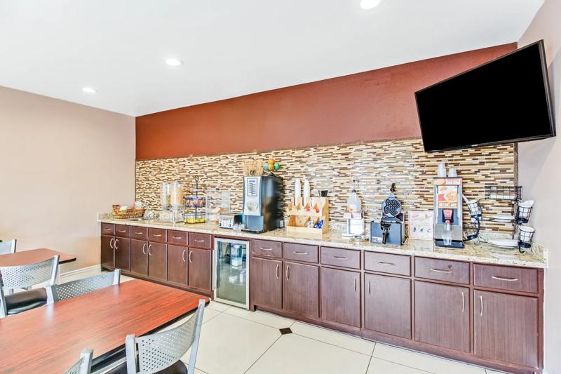 ABVI_HoustonFM529TX_Dining_Breakfast Area - ED5C48D5-9F14-470C-AA627CF3F148DCEB