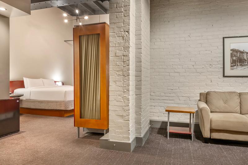 SHR_ColumbusDowntown_GuestRoom_PreferredLoftKing_3