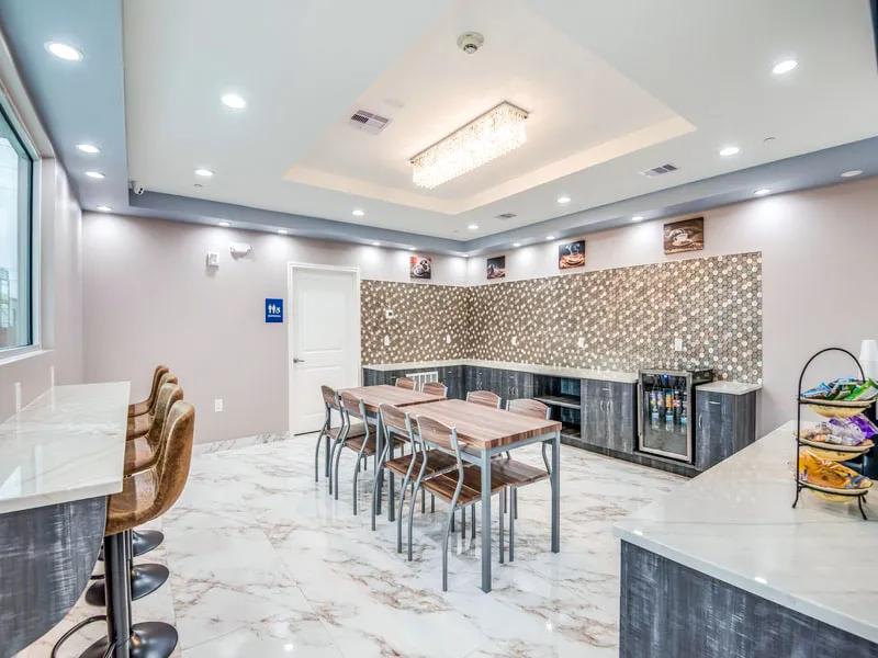 ABVI_HoustonHwy6TX_Dining_Breakfast Area_Seating - F047CFB0-90A5-478B-A3E6C8629C8B6A65