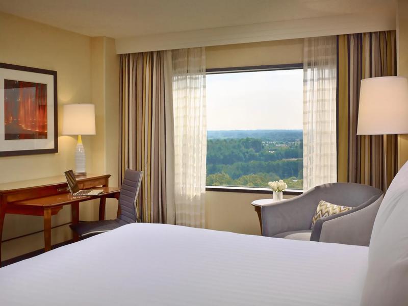 SHR_GwinnettPlaceAtlanta_GuestRoom_MainGuestroomShotwithoutTray - F0CDAD6B-19FF-4264-97ACA24941F90BC3