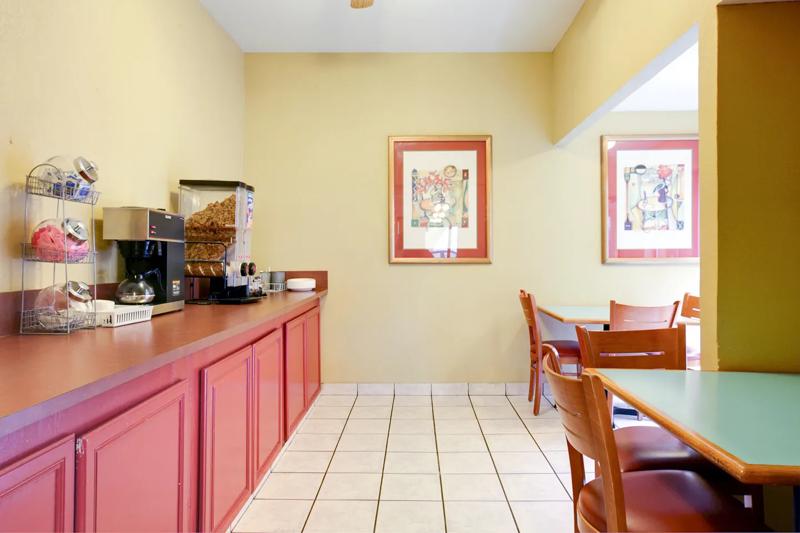 ABVI_YukonOklahomaCityOK_Dining_Breakfast Area - F1D69A9C-E03F-4CFD-AE36F3BBF2A790BC