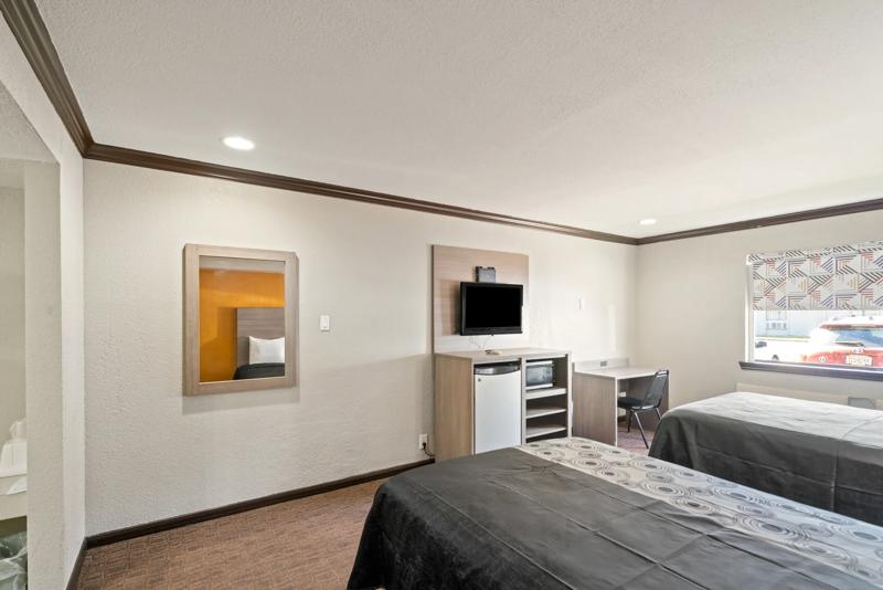 ABVI_BrenhamTX_GuestRooms_Two Doubles_Room Amenities - F315C4EA-5C7B-4066-8481049031F131CF