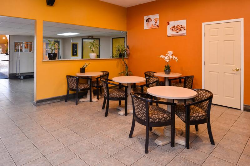 ABVI_MaderaCA_Dining_Breakfast Area_Seating - F31A6F0D-A9E2-4E84-BA14FCE594463914