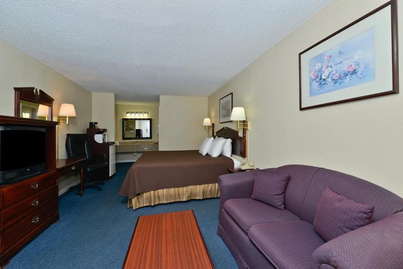 ABVI_HazlehurstGA_GuestRooms_King with Jacuzzi_Room - F337CD19-DB31-4039-815DFC8A661A7591