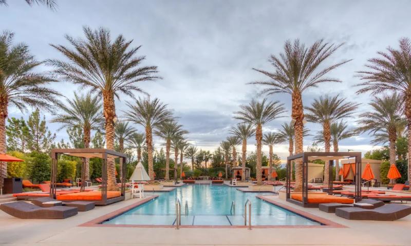 Find Hotels with Pools 