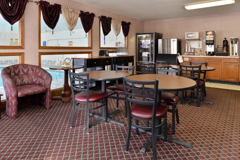 ABVI_BeardstownIL_Dining_Breakfast Area_Seating - F371022C-3F24-464A-BFE2604277A6BBB4