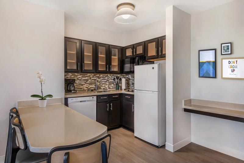 SES_AnaheimResortArea_GuestRoom_OneBedroomSuite_TwoQueen_2