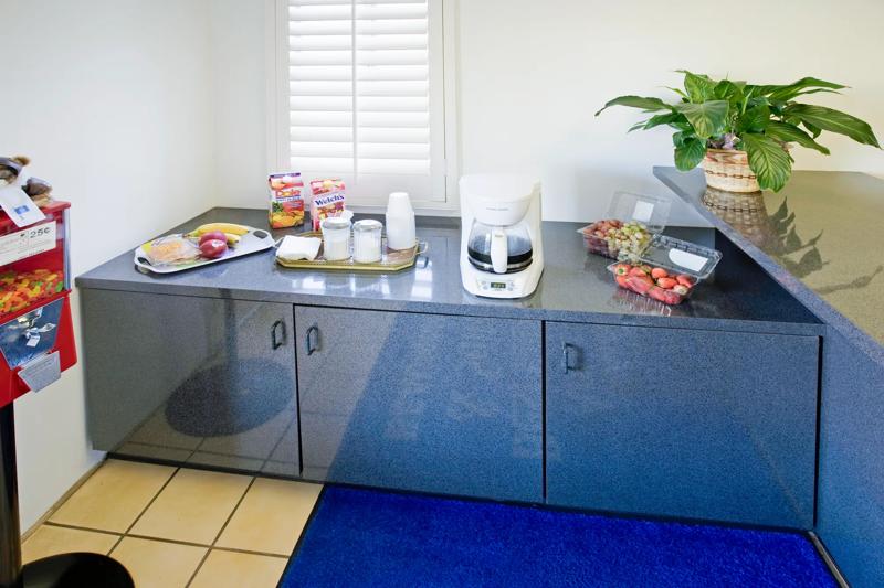 ABVI_BeaumontCA_Dining_Breakfast Area - F5596D36-B18E-4142-BEE6BC9FD24F2243