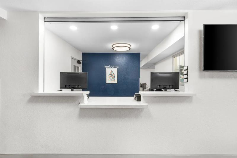 SIM_AustinSouth_Lobby_Front Desk - F621153E-8CE6-4A9A-AEC4B0E1A63F8799
