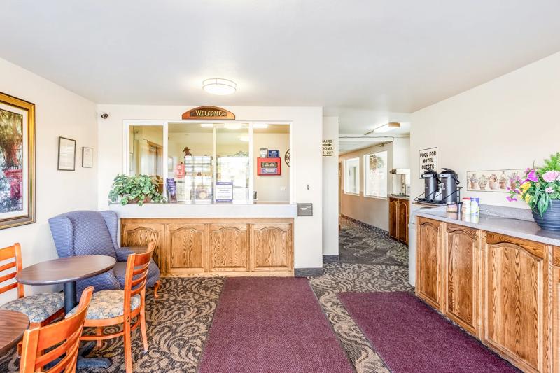 ABVI_BurnsOR_Lobby_Front Desk - F6E4D4F5-8792-4079-B8ADAAEDEE4F0E48