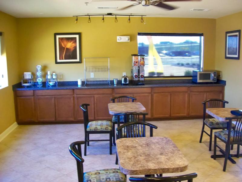 ABVI_TupeloMS_Dining_Breakfast Area - F778AB21-71DF-428C-B640F90693CCD417