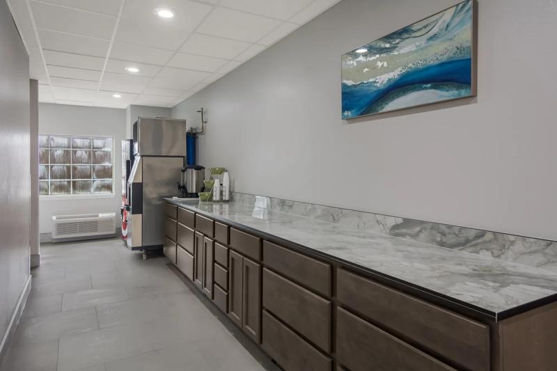 ABVI_LakeCharlesExit5LA_Dining_Breakfast Area_Counter Space - F793160C-2773-4618-946D948A7FBB0C20