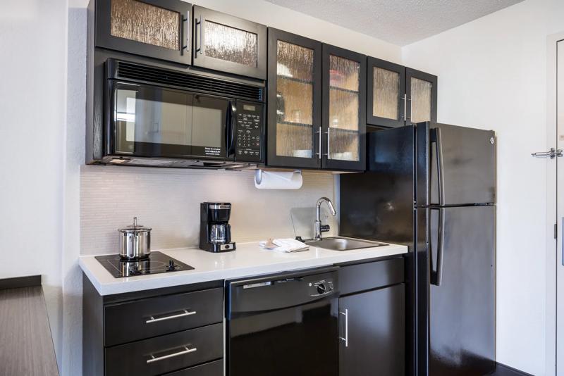 SIM_PhoenixGlendale_GuestRooms_Kitchen - F7B787D9-BC95-4570-9D2541CAAA9DBA13