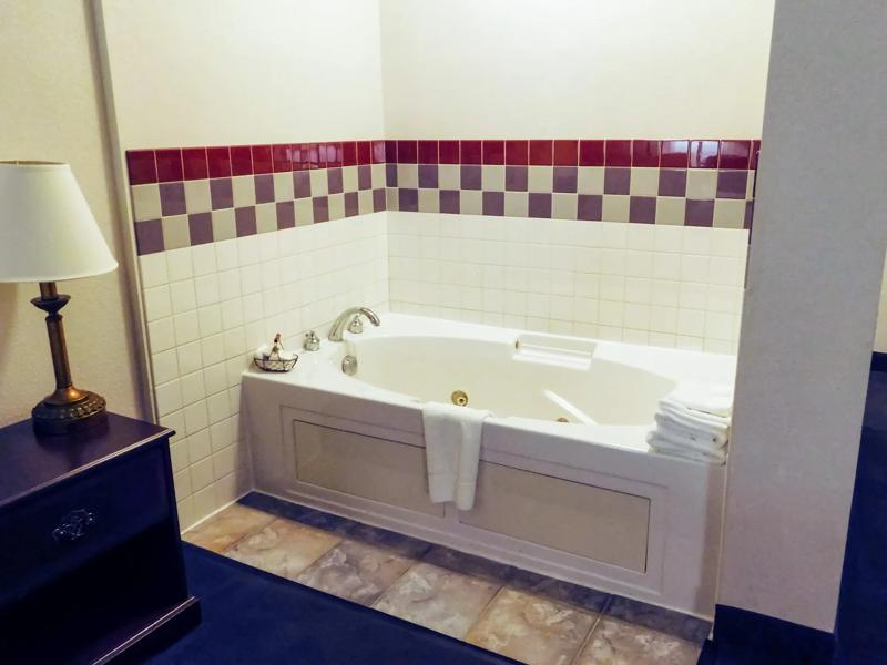 ABVI_FredoniaKS_GuestRooms_Suite with Tub_Tub - F8A0B553-DB7E-4081-A05F503A8CEB2922
