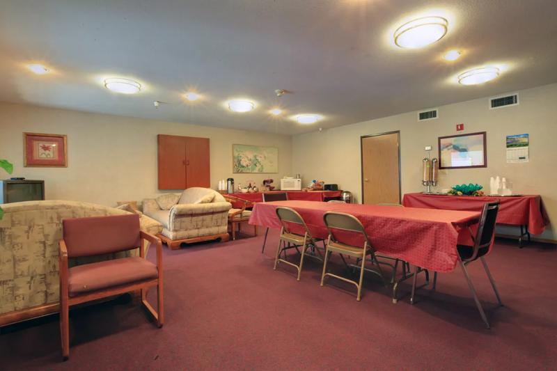 ABVI_ForestGroveHillsboro_Dining_Breakfast Area_Seating - F8A88B82-60DF-481E-84E63110982C7B2A