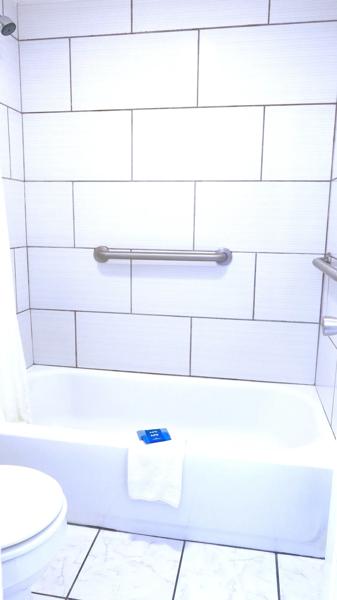 ABVI_BlythevilleAR_GuestRooms_Two Queens_Bathroom_Tub - F92C24F0-898F-4BAC-B9602A6939B34186