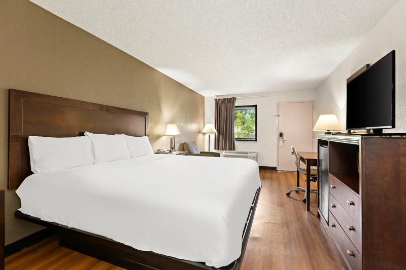 ABVI_LaurelMD_GuestRooms_King Suite_Room Amenities - F95C9756-3626-4E7A-8DA8323CDD5A7807