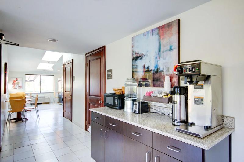 ABVI_HeathNewarkOH_Dining_Breakfast Area_Coffee Station - F96708C3-9DA2-4E37-8AA8F10FE324B483