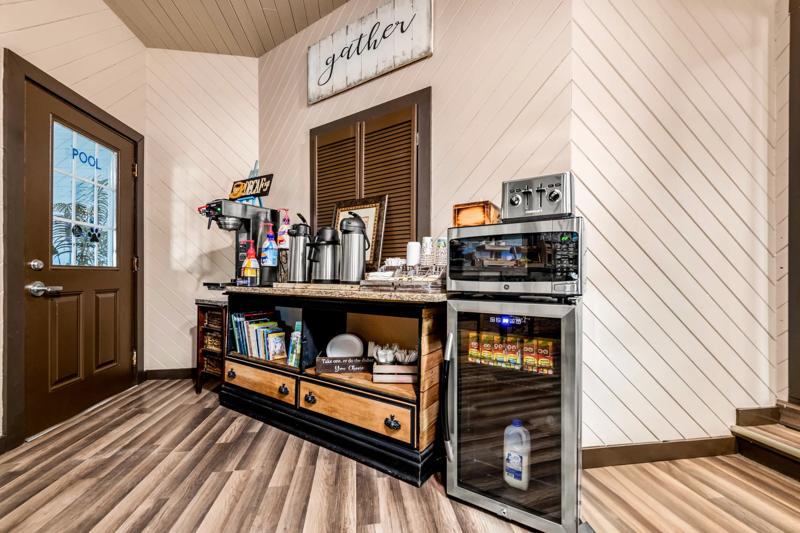 ABVI_MarquetteMI_Dining_Breakfast Area_Coffee Area - FA3B467F-2330-474A-870399528CFB7E34