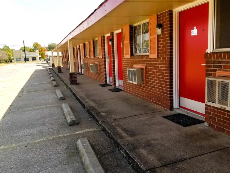 ABVI_ArkansasCityKS_Exterior_Hallway - FA5A5C9C-A2F9-4CF6-9D4D32C195B07F09