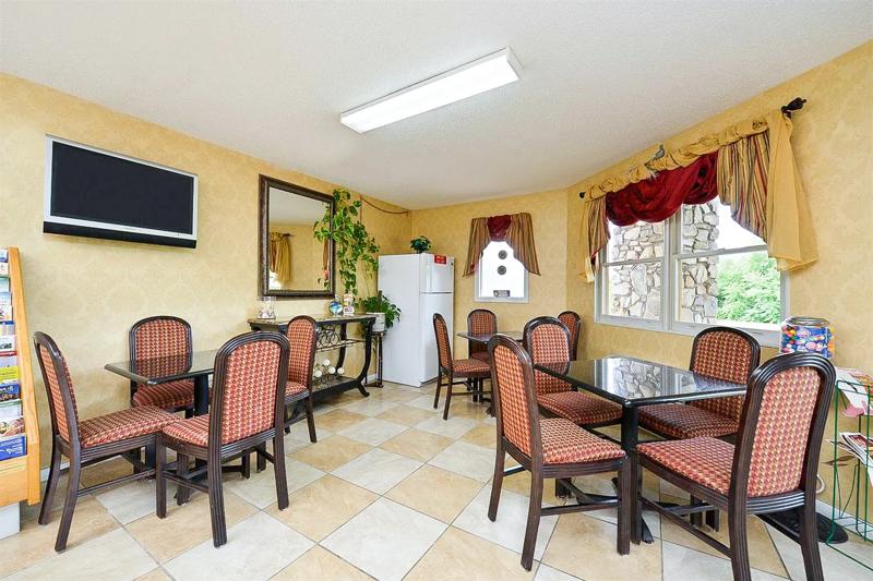 ABVI_CantonNC_Dining_Breakfast Area_Seating - FA66E6B3-809D-49E6-85094E77994B397C