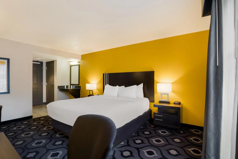 RLH_GrandZHotelCasino_GuestRooms_StandardKing_Bed - FA87B683-A1BA-47B5-8793B24E0962B8E8