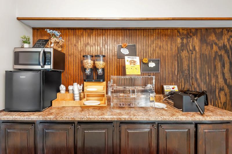 ABVI_BrownsvilleWestTennessee_TN4479-BreakfastArea-1 - FBD5C9FA-5163-4658-B753F64FC76820A5