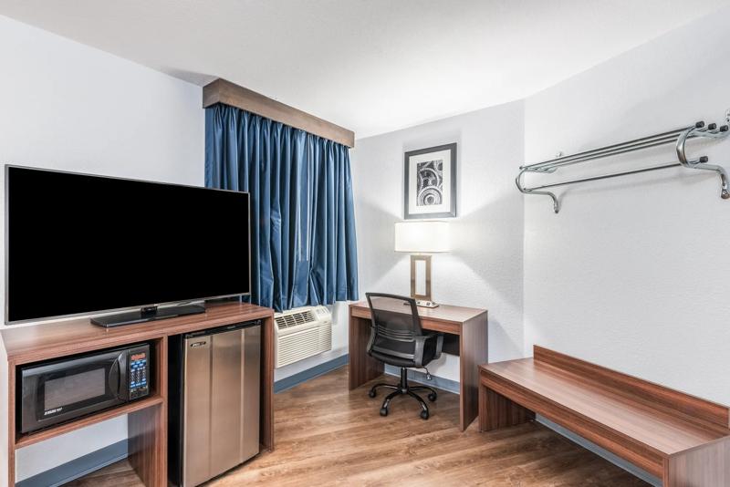 ABVI_SearcyAR_GuestRooms_Suite_Room Amenities - FBF6245A-A5CD-4143-B7319CD0E2F94A3A