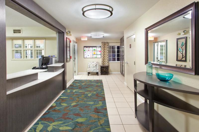 SIM_DallasLasColinas_Lobby_Front Desk - FC070109-9921-4990-82235B13E54728C3