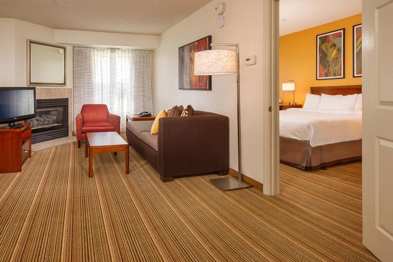 SES_CharlottesvilleUniversity_GuestRoom_7 - FC0BC788-F66A-4DE3-890A5E9ECCC6C1A6
