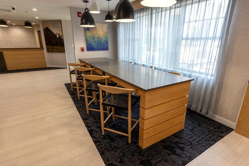 SES_LafayetteAirport_Comunal Table & Lobby (2) - FC9FF40F-3615-4467-80622FD9105A2374