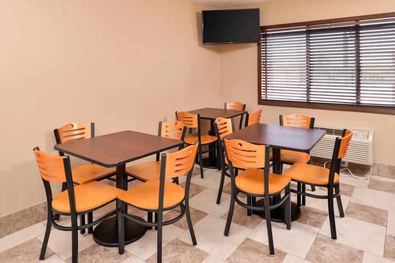 ABVI_ClearlakeIA_Dining_Breakfast Area_Seating - FCE4AC66-5CF0-42EB-BBA393755B9EDB8C