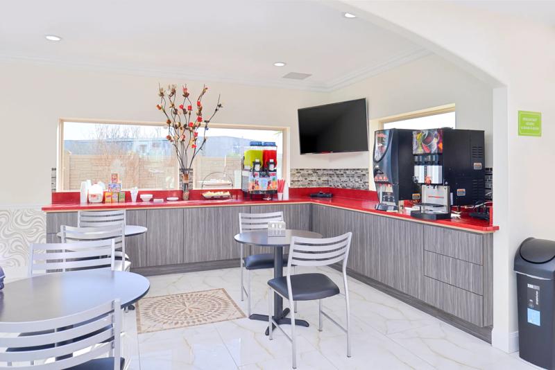 ABVI_HoustonHwy6WestparkTX_Dining_Breakfast Area - FD84C03C-AF3F-437C-BB016E6AA9EF7F02