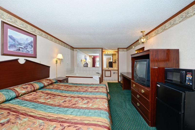 ABVI_WarrenDetroitMI_GuestRooms_King with Jacuzzi_Room - FDC90563-1D21-4C7D-85DAD0EC50AAA80F