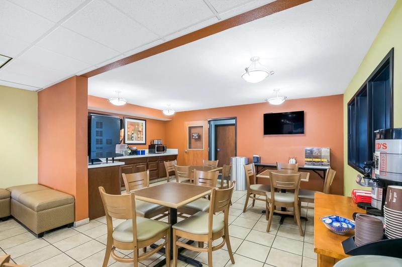 ABVI_SandmanInnOR_Dining_Breakfast Area_Seating - FE13F93A-69F1-4EF4-9ADB5FA4798F3243