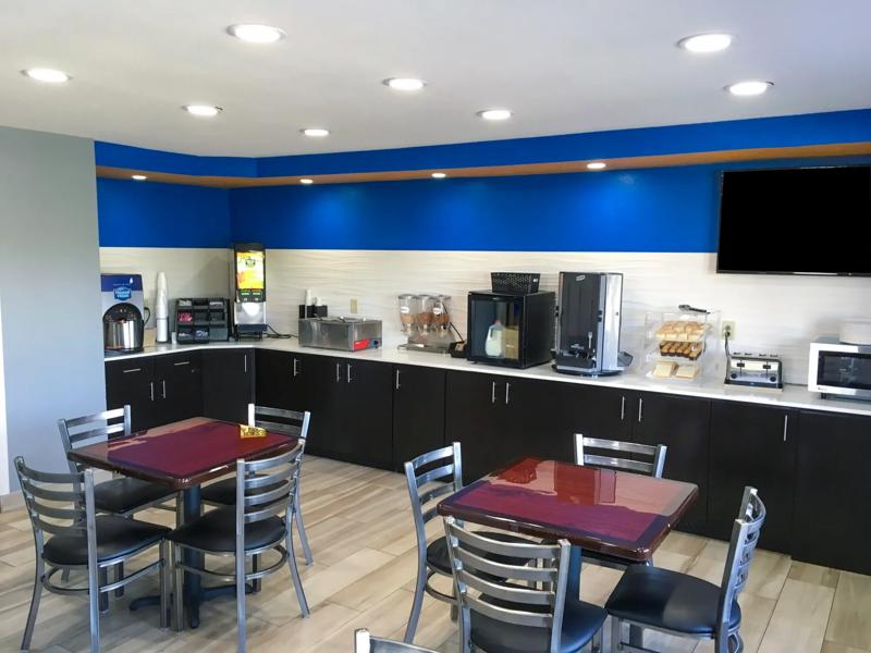 ABVI_DenhamSpringsBatonRougue_Dining_Breakfast Area_Seating - FE43E7BF-4A3C-4315-AC688C1DD9B2E3D8