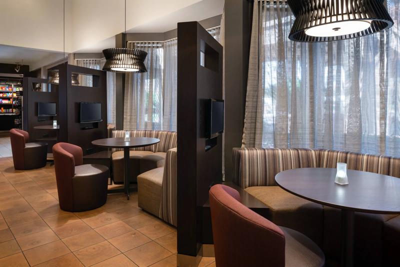SEL_PhoenixCamelback_Lobby_Banquettes - FE676D0C-A308-4B38-AABE6C5728FF2342