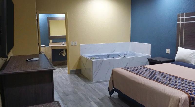 ABVI_HoustonNorthEastTX_GuestRooms_King with Jacuzzi_Jacuzzi - FEC99299-8CA1-47FD-912453156C32CBE1