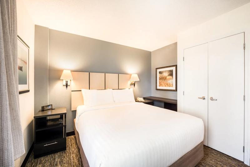 SIM_Albuquerque_GuestRooms_Suite_Bedroom - FF11B5E8-FBA5-47AF-A55B08E5960C364B
