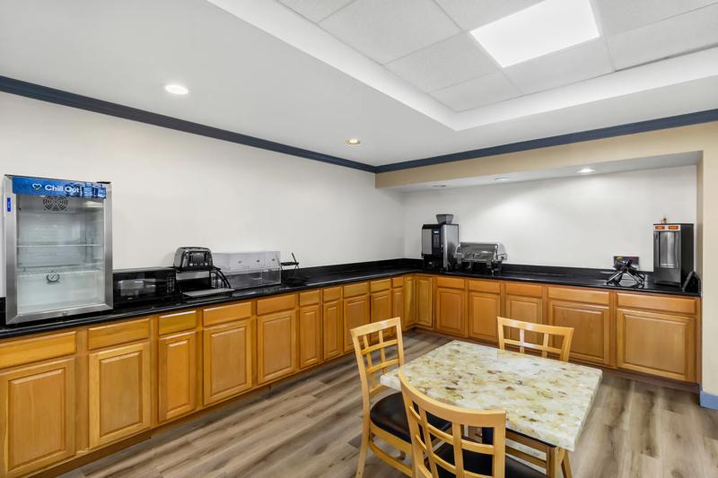 SEH_NW_Houston_BreakfastArea2 - FF3843EC-67D3-4591-977F578D88B0B0CF