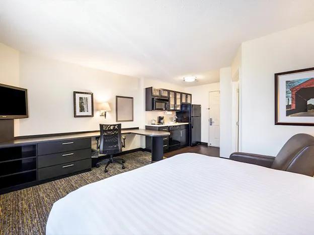 SIM_AtlantaGwinnetPlace_GuestRooms_Studio_Room Amenities - FFB97194-4668-43EB-888E04A6204C824D